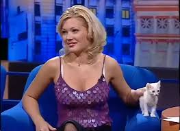 De nerecunoscut! Blonda timidă de lângă Mircea Badea lucra la Xerox la 19 ani . Azi e una dintre cele mai iubite vedete din România!
