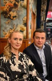 Puțini știu cine este, de fapt, soția lui Sorin Grindeanu! Cu ce se ocupă femeia care îi este alături de peste 20 de ani și de ce a reacționat public după zvonurile despre divorț