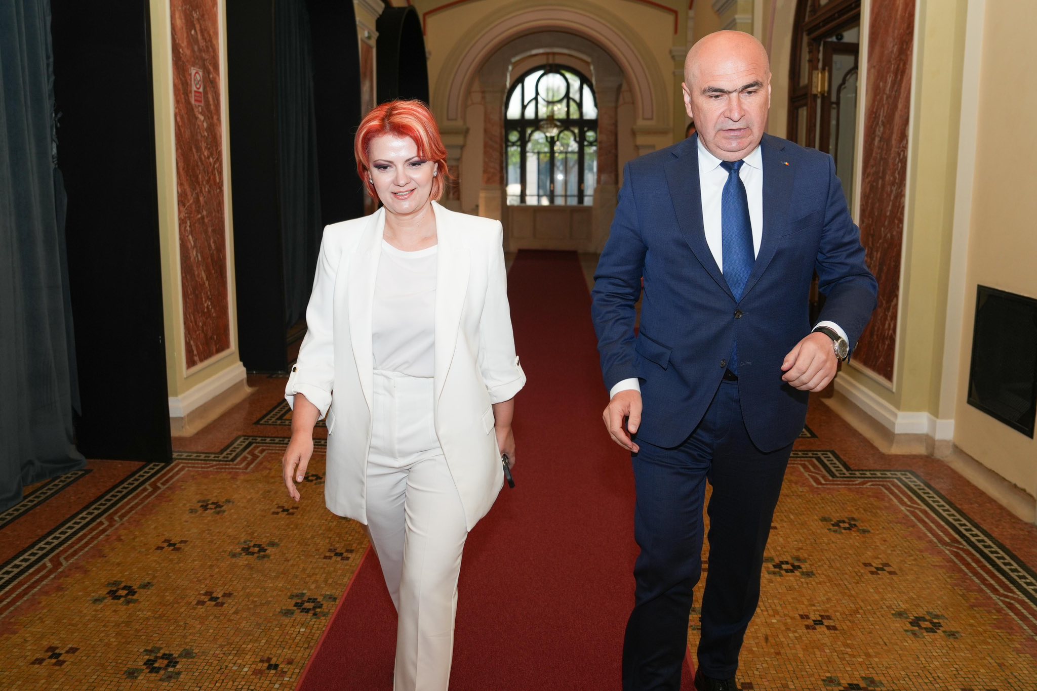 Tensiuni maxime  între Bolojan și Olguța Vasilescu.  Replica ironică a premierului interimar a primit un răspuns tăios: „E ca la Radio Erevan”