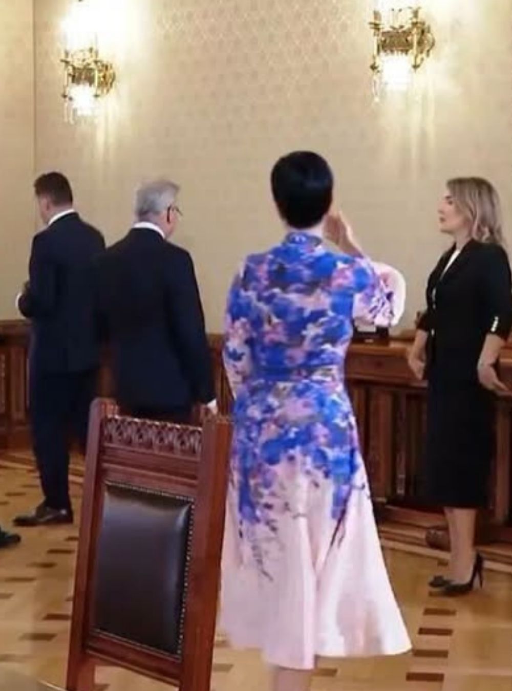 Moment tensionat la Cotroceni! Delia Dinu le-a solicitat reprezentanților AUR să se ridice de la masă după ce au…