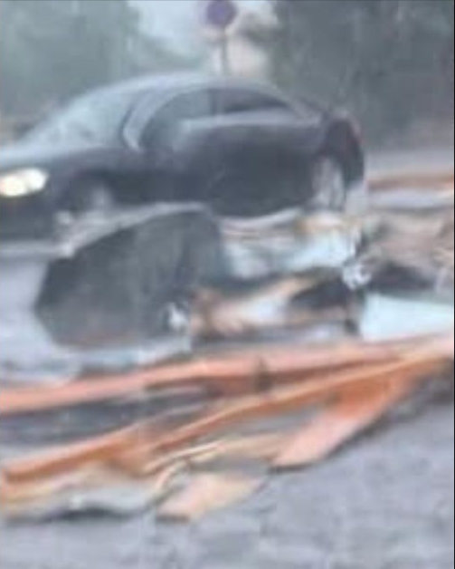 Furtuna a lovit puternic . Un acoperiș a fost aruncat în stradă, iar o persoană a fost rănită