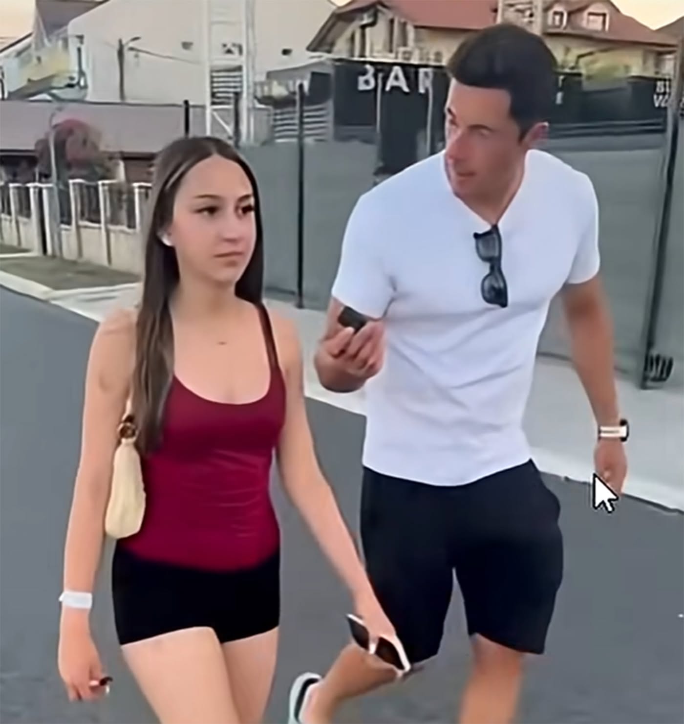 Moment stânjenitor pentru Lucian Popa! Replica unei tinere din Costinești l-a lăsat fără cuvinte