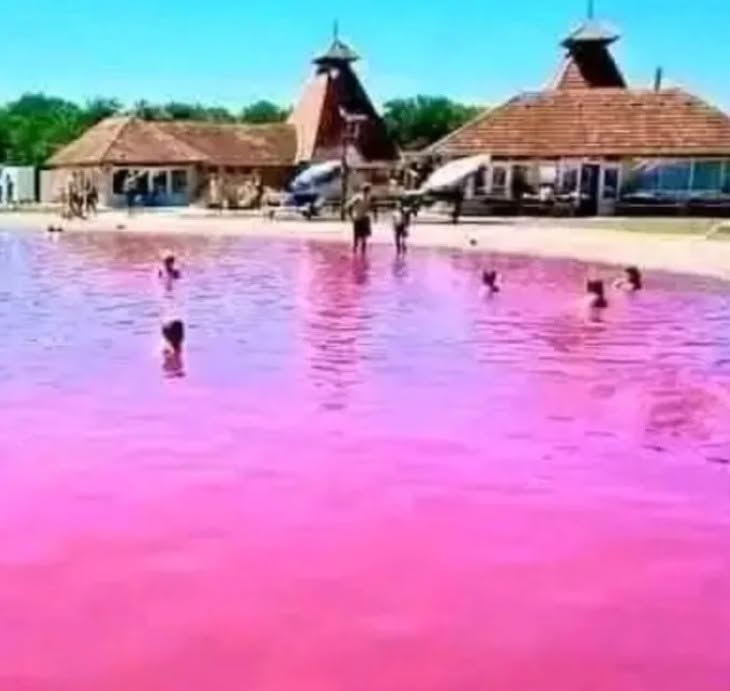 Lacul roz cu ape vindecătoare de lângă România! Destinația perfectă pentru vacanță