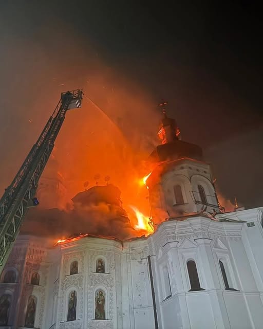 Cumplit! Catedrala Maicii Domnului a fost cuprinsă de flăcări