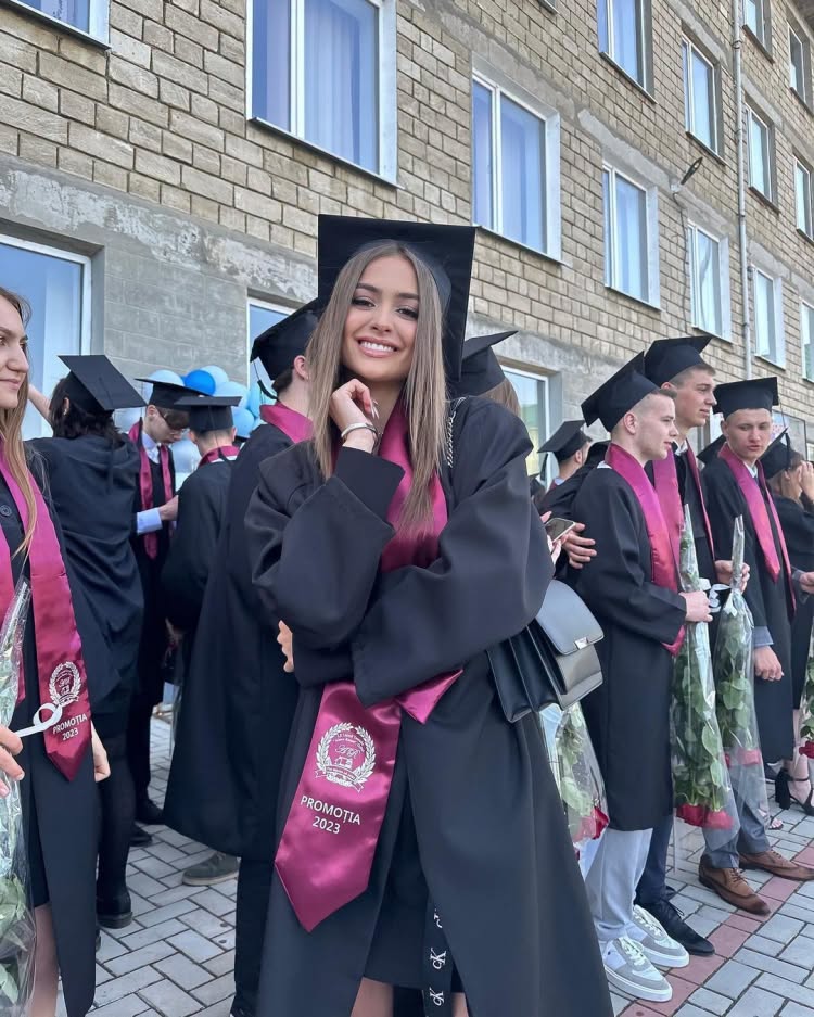 Iuliana Beregoi a picat examenul de Bacalaureat? Gurile rele spun că ar fi luat 3 la Matematică. Cum se apără cântăreața