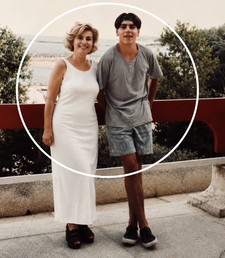 Puțini îl recunosc din această fotografie! Adolescentul din imagine a devenit una dintre cele mai cunoscute vedete TV din România.