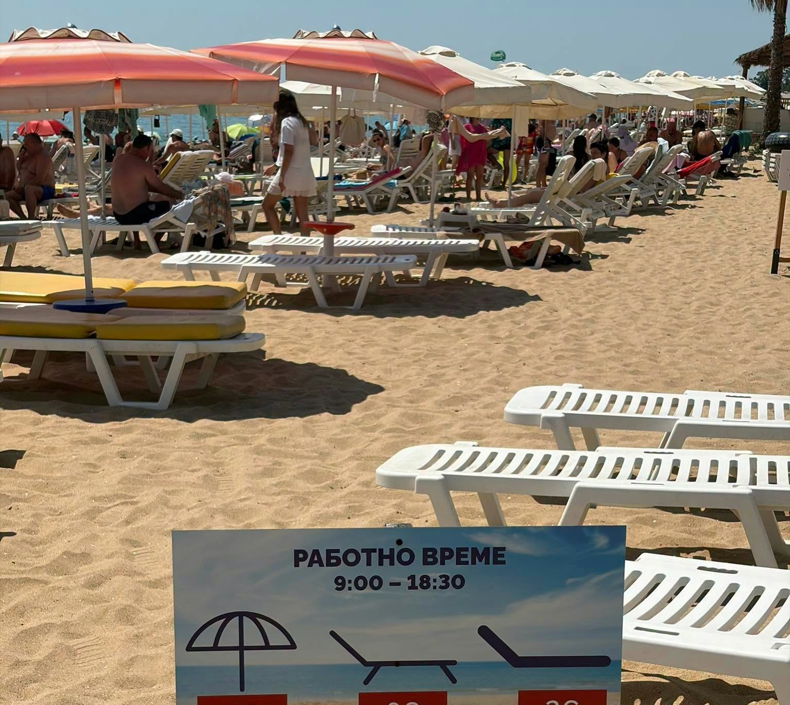 Cât ajungi să plătești pentru două șezlonguri și o umbrelă în Nisipurile de Aur.