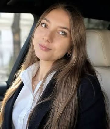Ea este Rebecca, liceana din Brașov care a oferit sprijin gratuit pentru sute de elevi din întreaga țară