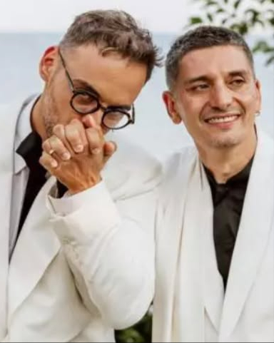 Nuntă de poveste în showbiz! Max Raileanu și George Popescu și-au unit destinele pe malul Mării Mediterane