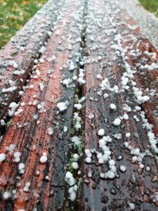 Avertisment din partea meteorologilor. Vor fi căderi de grindină în…