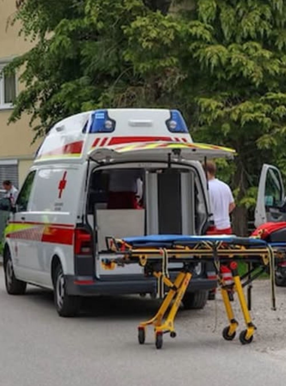 Doi cetățeni români, în stare gravă după ce au căzut de la aproximativ 8 metri de pe un imobil din …