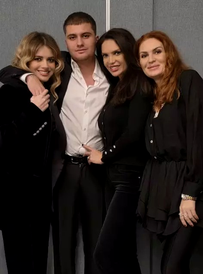 Uită-te bine la tânărul din fotografie! Puțini își dau seama cine este