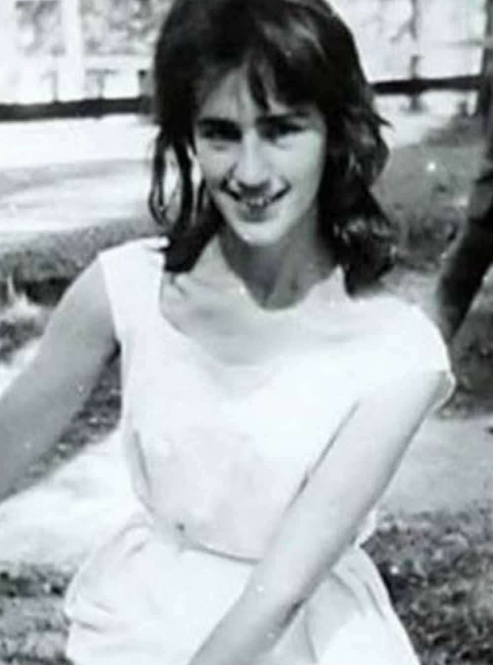 Recunoști tânăra superbă din fotografie? Astăzi este una dintre cele mai iubite artiste din România!