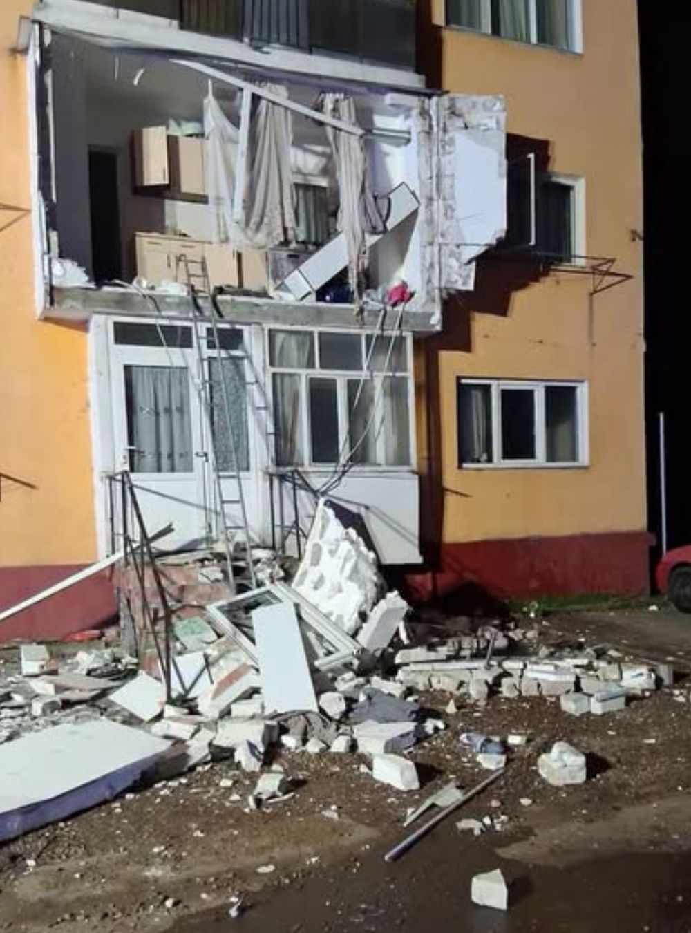 O explozie violentă, produsă cel mai probabil de o butelie, a distrus liniștea unei locuințe, iar toți membrii familiei au fost afectați…
