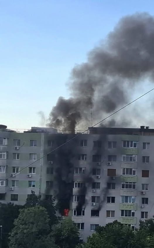 Incendiu puternic într-un apartament din Sectorul 2 al Capitalei. Zeci de locatari au fost evacuați de urgență