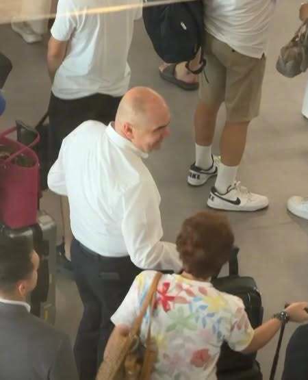 Ilie Bolojan, surprins printre pasageri pe aeroportul din Oradea. Gestul făcut de fostul premier în fața oamenilor care s-au apropiat de el