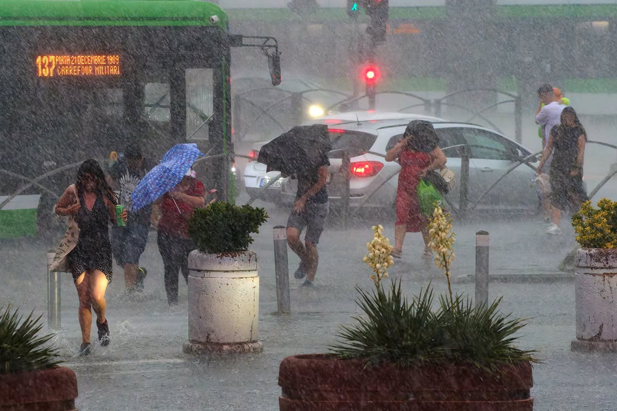 Meteorologii tocmai au anunțat! Furtuni, ploi torențiale și grindină în…