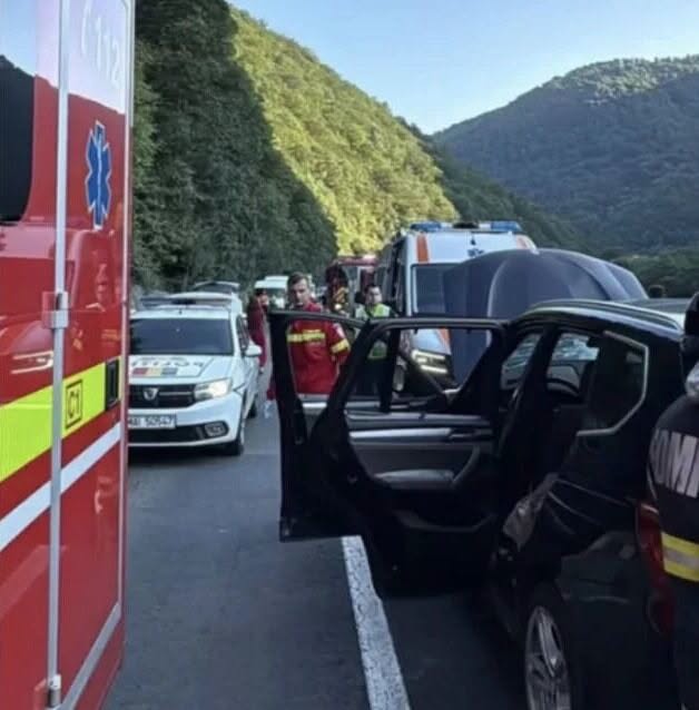 O stâncă s-a prăbușit peste o mașină aflată în mers. Medicii nu au mai putut salva…