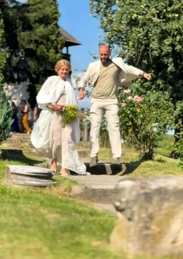 Vichi Răileanu și Adrian Ștefănescu și-au unit destinele în fața lui Dumnezeu. Imagini emoționante de la nunta actriței