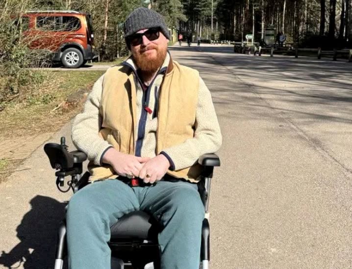 Un simptom pe care l-a ignorat i-a schimbat complet viața! La doar 34 de ani, Liam a ajuns în scaun cu rotile după un diagnostic devastator