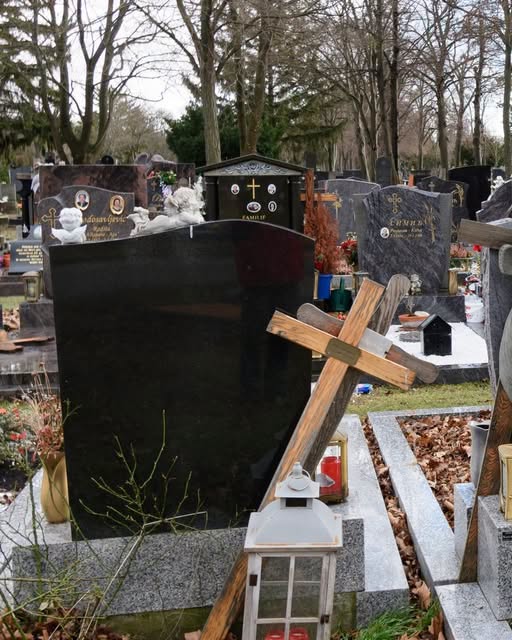 Răpus de dor, un bărbat s-a înjunghiat în cimitir, pe mormântul soției, în…