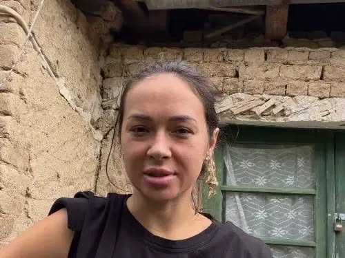 Vlăduța Lupău le-a arătat fanilor locul în care și-a petrecut copilăria. Casa bunicilor din Maramureș are o valoare aparte pentru artistă