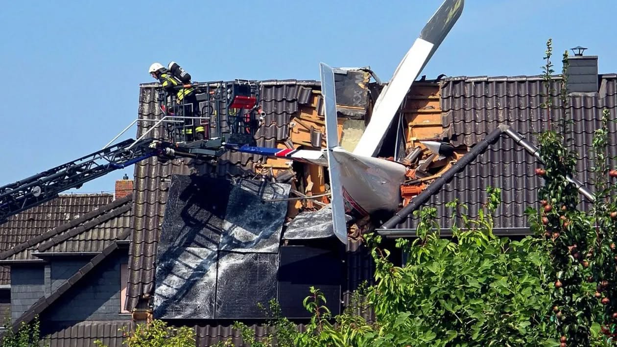 Un avion de mici dimensiuni s-a prăbușit peste o locuință. Nu au existat supraviețuitori