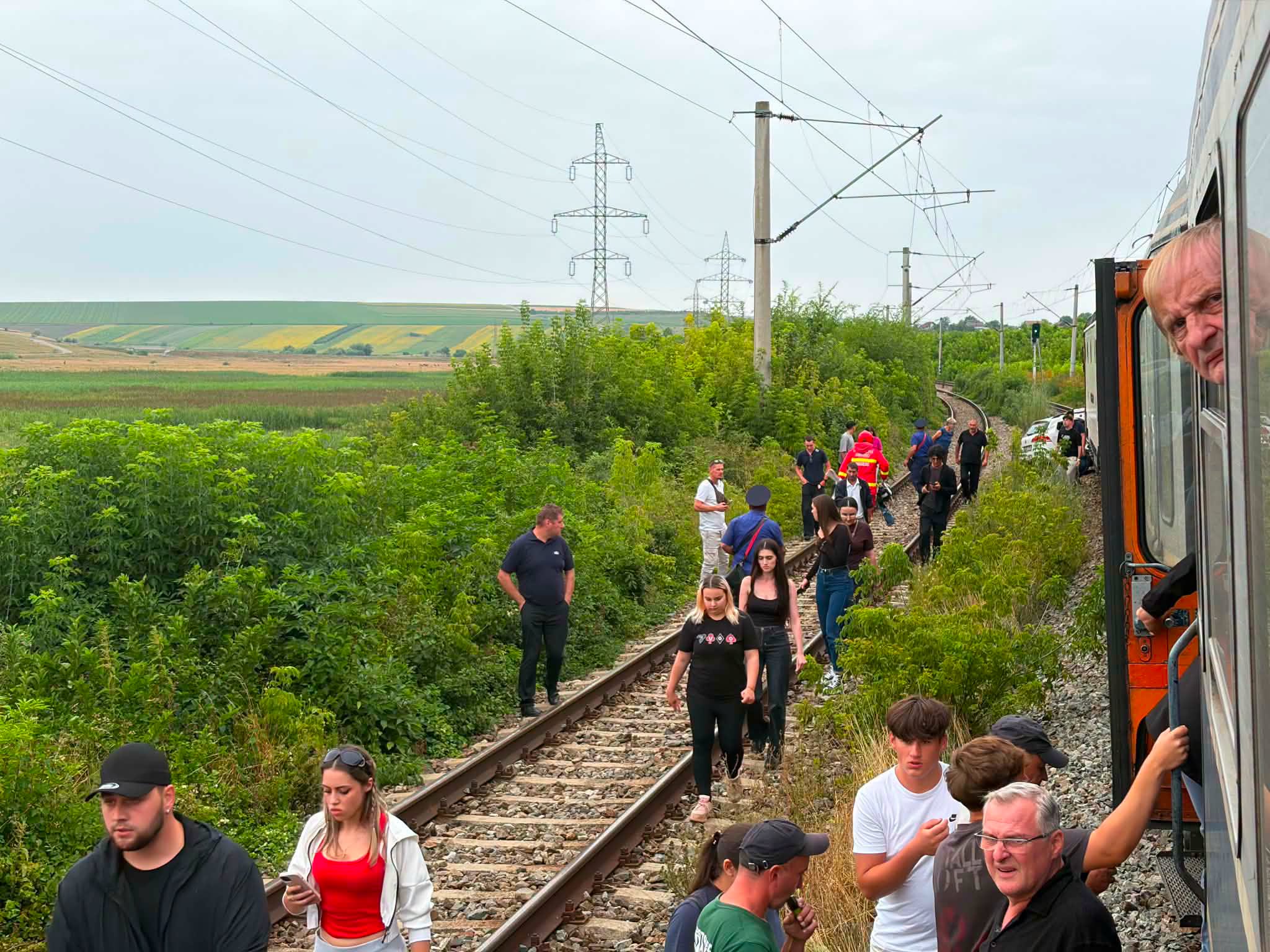 Accident cumplit în Iași! Un tren a spulberat un autoturism. Două persoane nu au mai putut fi salvate