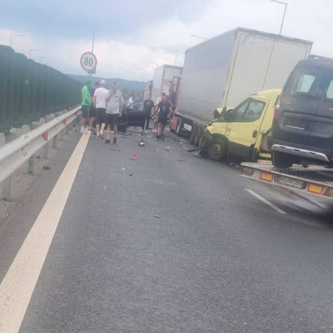 Cumplit! Accident în lanț pe autostradă. Patru vehicule implicate