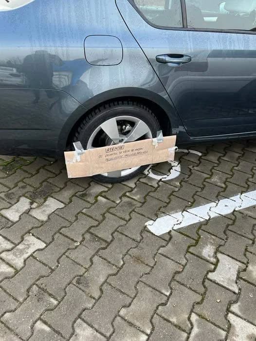 Mesajul prins de roata unei mașini a devenit viral. Ce le transmite șoferul proprietarilor de câini a stârnit un val de reacții