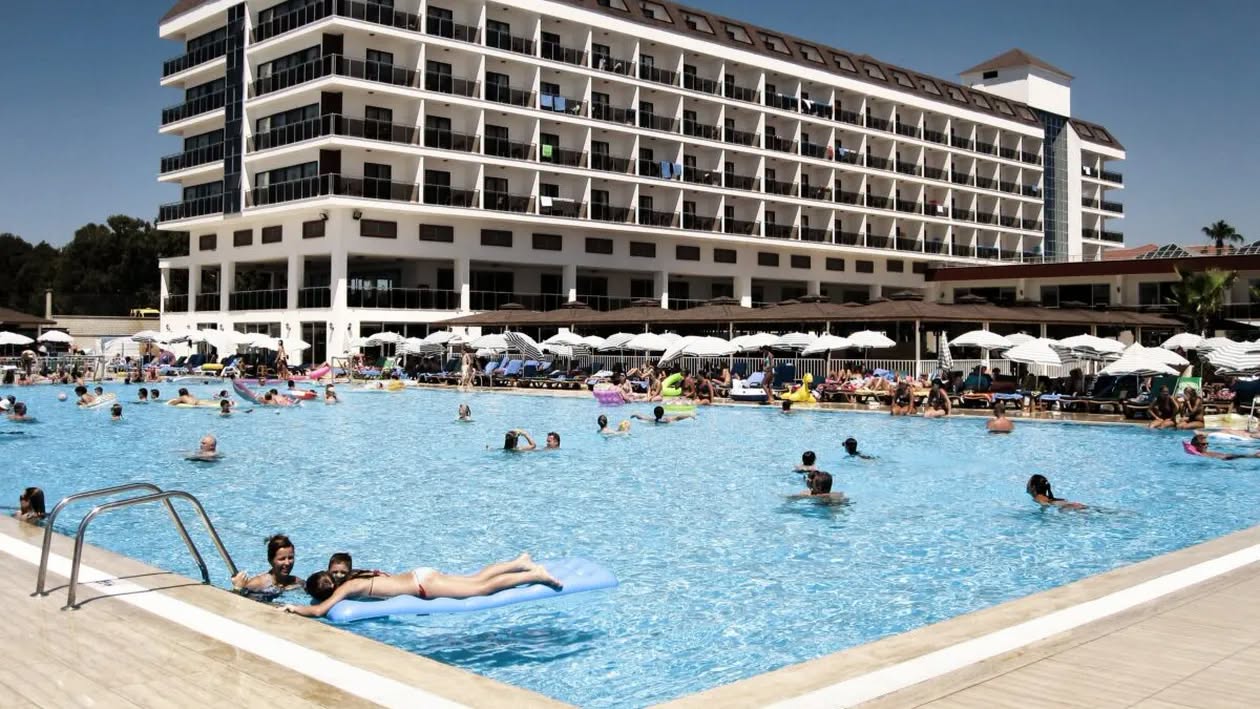 Anchetă după ce o fetiță de 7 ani și-a pierdut viața într-o piscină din Sunny Beach. Familia caută răspunsuri și cere ajutorul celor care au fost în zonă