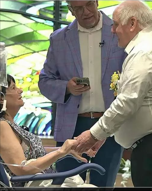 După 15 ani de iubire, s-au căsătorit în spital cu doar câteva zile înainte de operația pe creier a miresei
