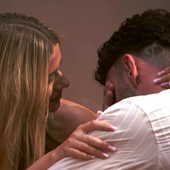 Daniela și Valentin plâng unul în brațele celuilalt! Concurentul recunoaste: „E greșit că sunt așa…”