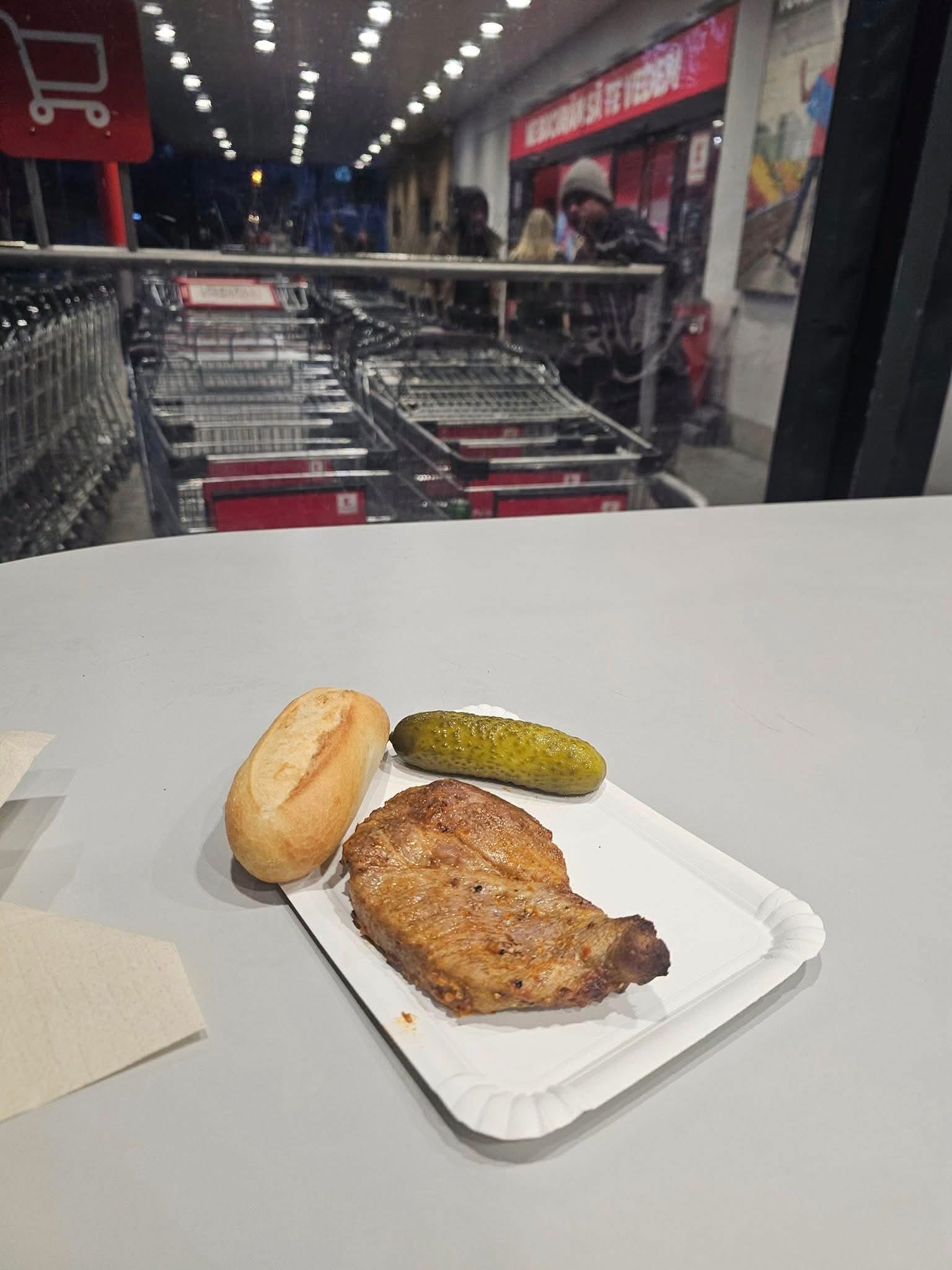 Cât a ajuns să coste o porție de ceafă de porc cu murătură și chiflă. Prețul plătit de un client a stârnit numeroase reacții