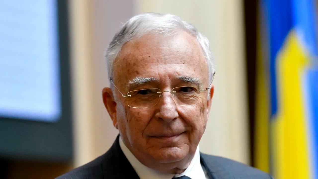 Câți ani împlinește azi Mugur Isărescu. Este pensionar de peste un deceniu, dar conduce în continuare Banca Națională a României