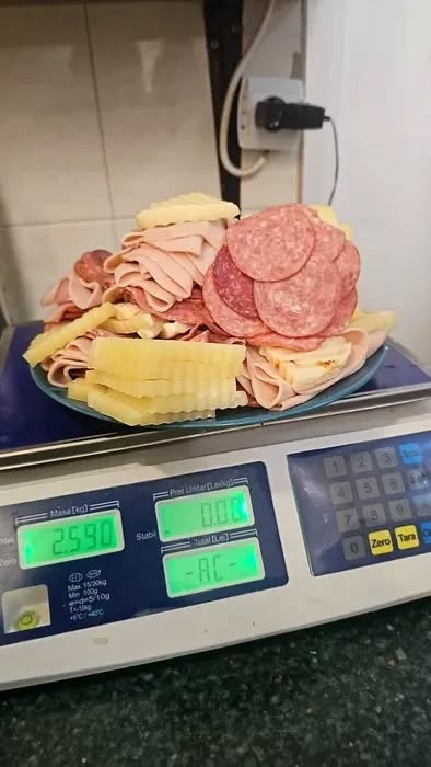 Surpriză într-un hotel de pe litoral! Aproape 3 kilograme de alimente de la bufetul suedez, descoperite în camera unor turiști