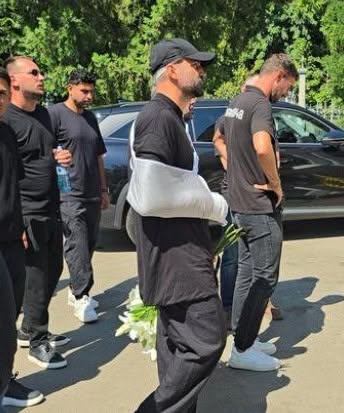 Ce durere! Adrian Ropotan, cu capul și mâna bandajate, a mers la înmormântarea…