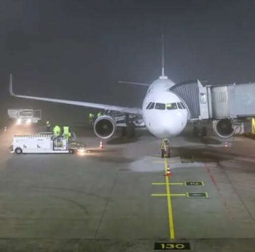 Intervenție de urgență pe aeroport! O dronă suspectă, posibil echipată cu un dispozitiv exploziv, a…